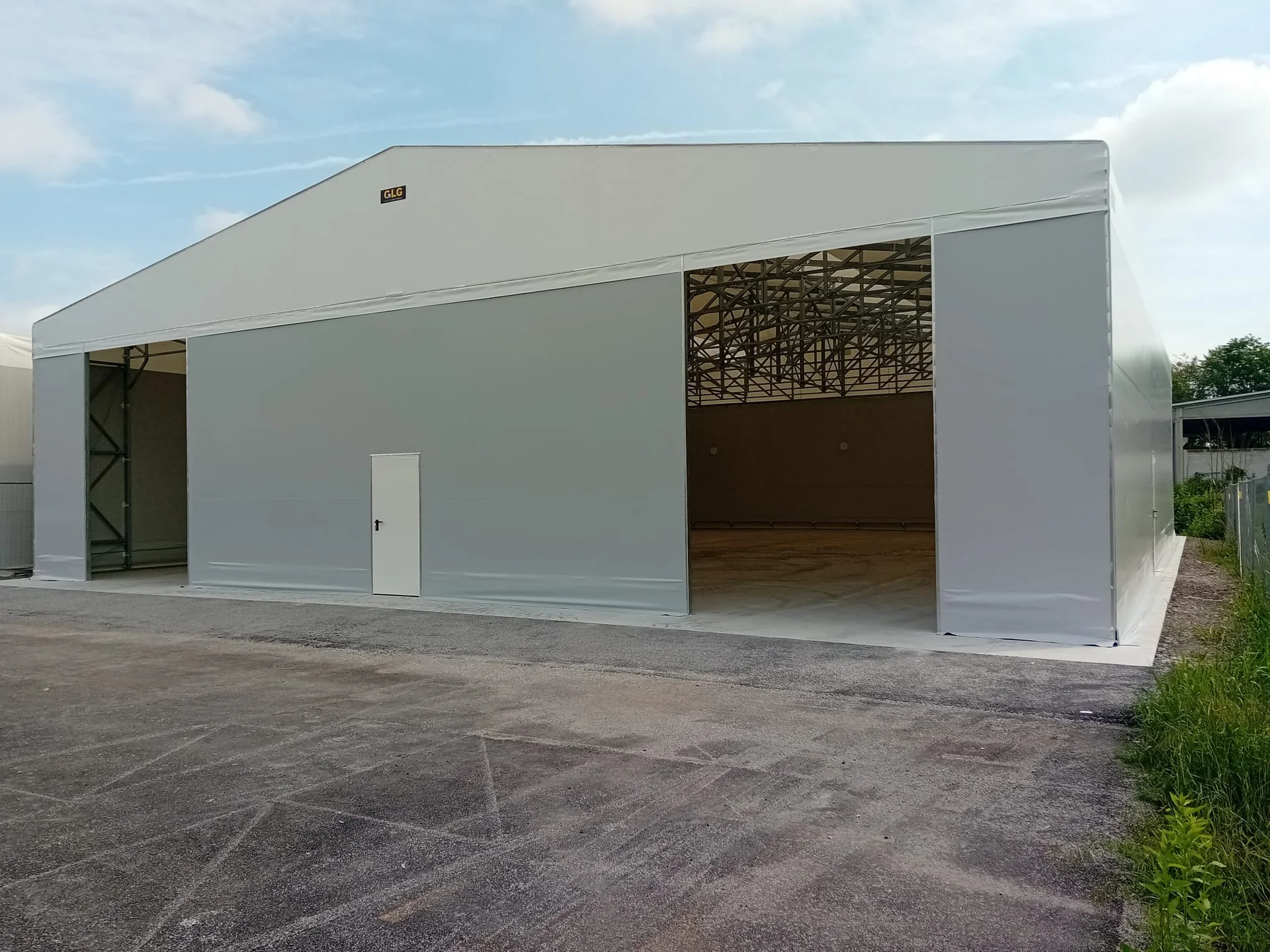 Capannone industriale finito con rivestimento in pannelli coibentati