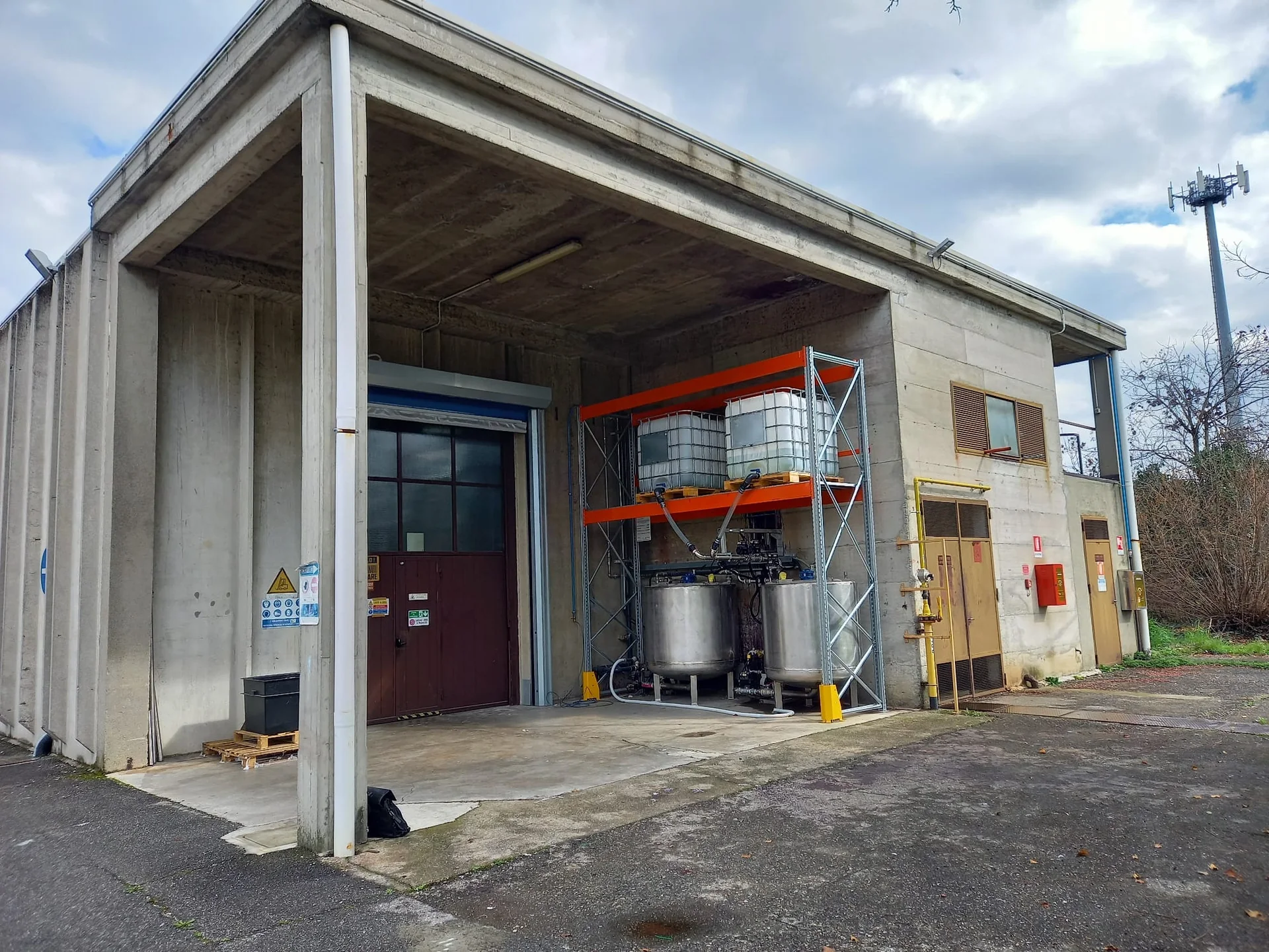Tettoia fissa a sbalzo sopra un accesso industriale