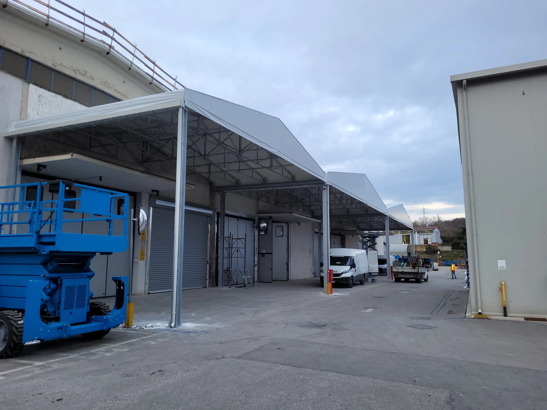 Tettoia frontale fissa collegata a un capannone industriale